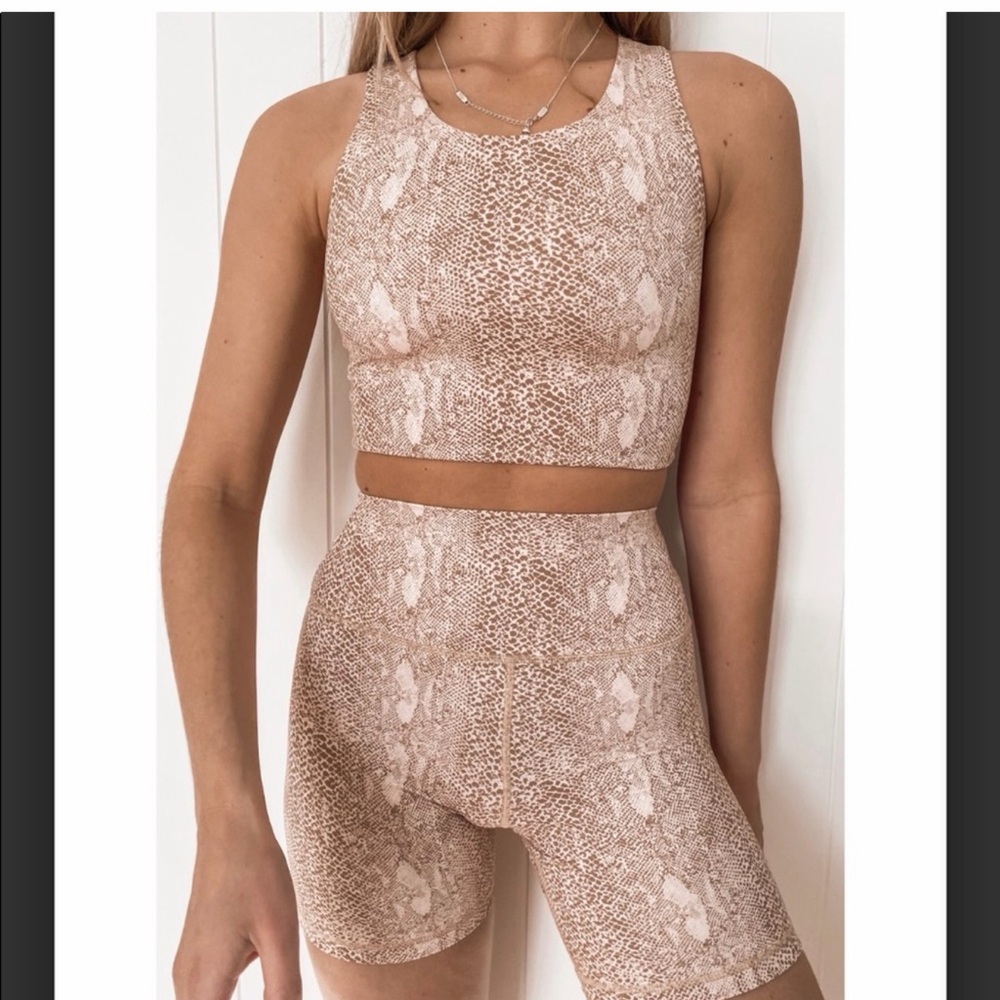 Kavala active set. Biker shorts M and crop top S